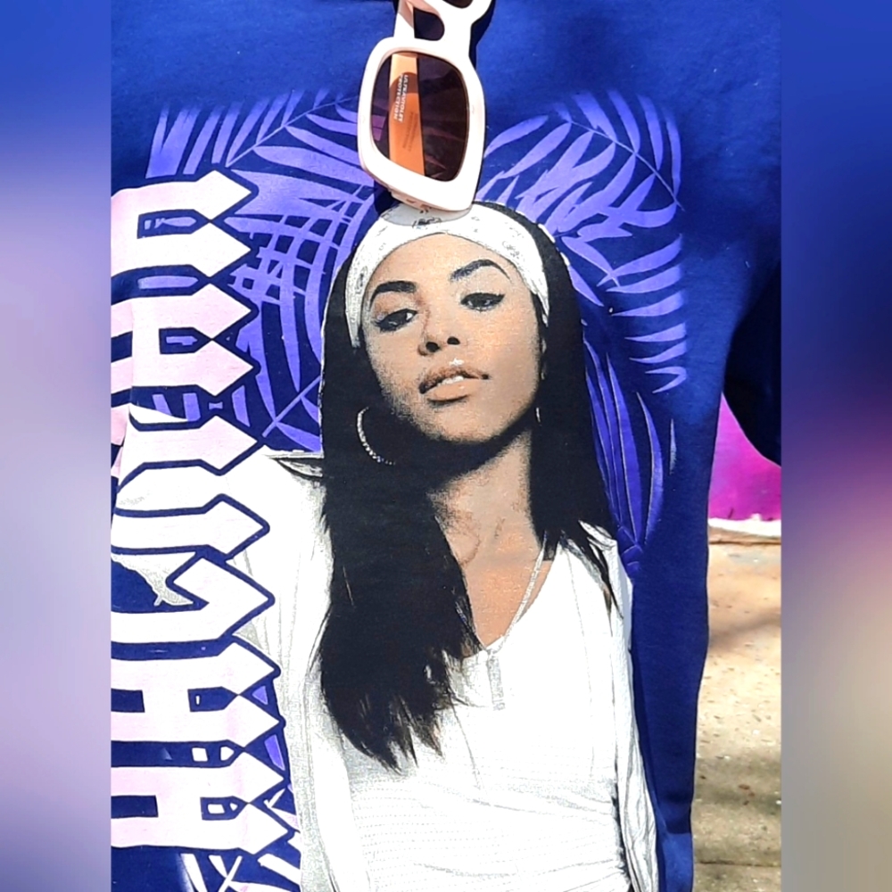 💜#Aaliyah- R&B princess' t-shirt. Pink sunglasses included🩷Remember Aaliyah🩷